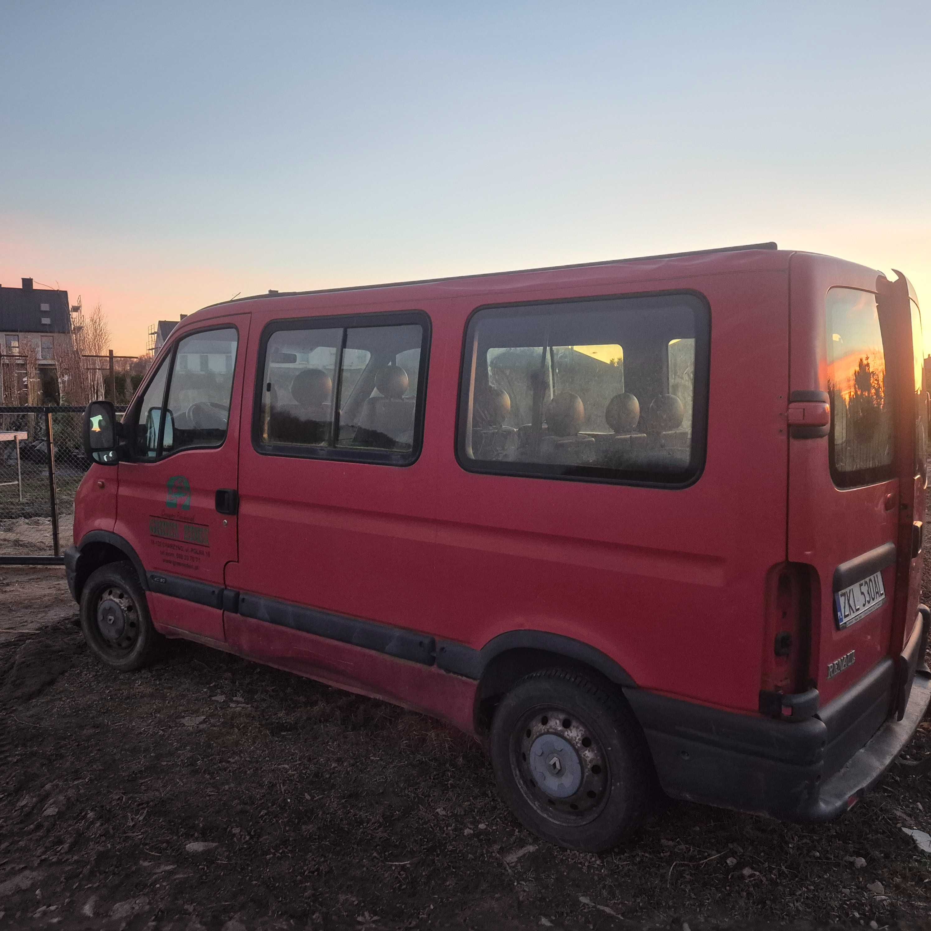 Sprzedam dwa samochody Renault Master 9 osobowe cena za dwa auta