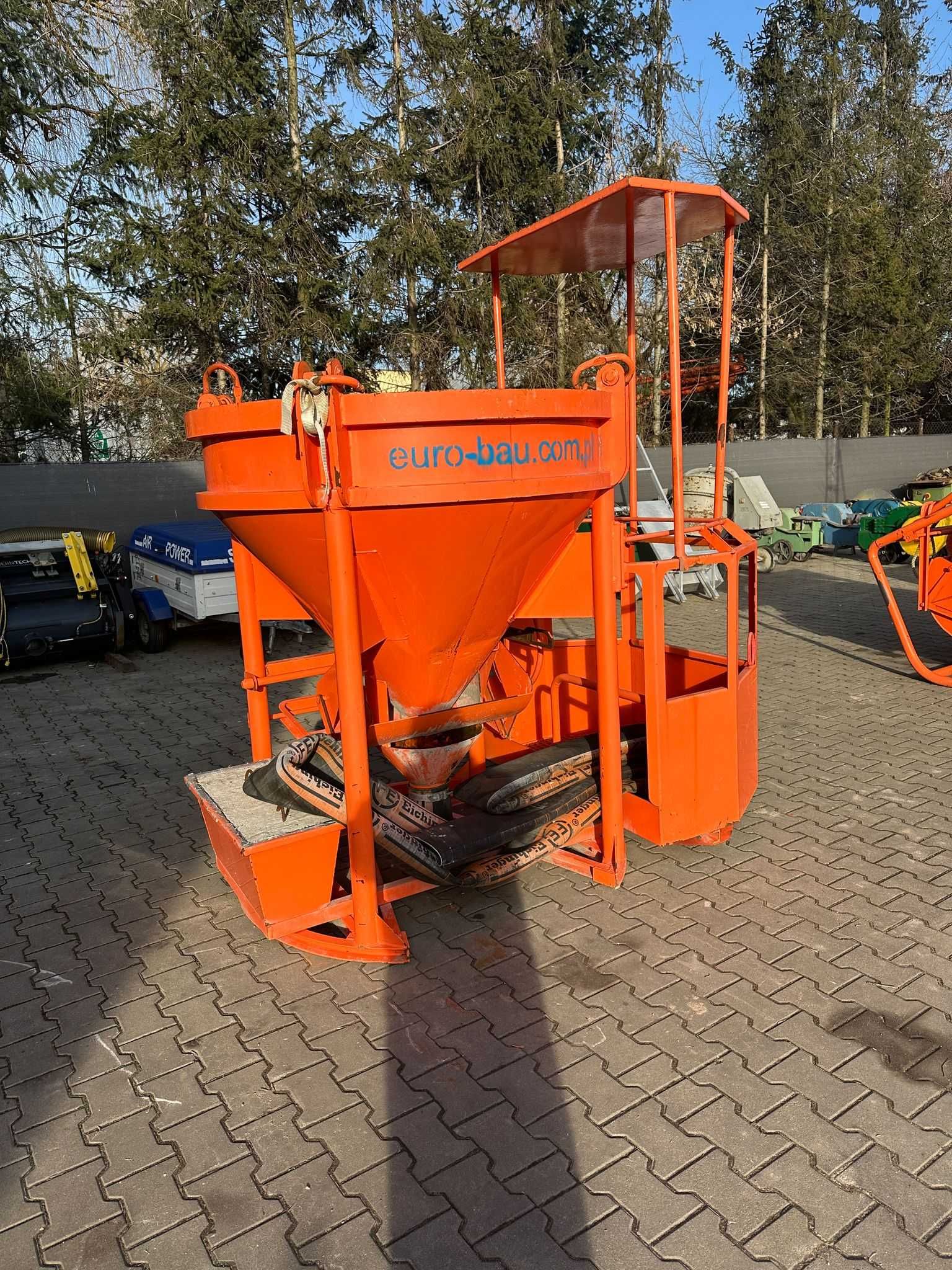 Zbiornik lej do betonu 1200l pod suwnicę/dźwig pojemnik zrzutowy