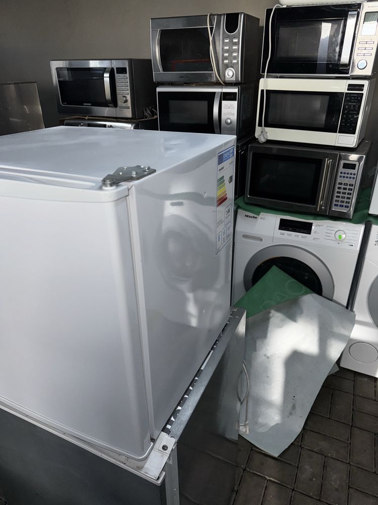 Zamrażarka  firmy Comfee model gb5048 kostka A+ 32 litry