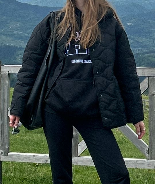 Лайнер куртка вітровка чорного кольору сезон осінь-весна