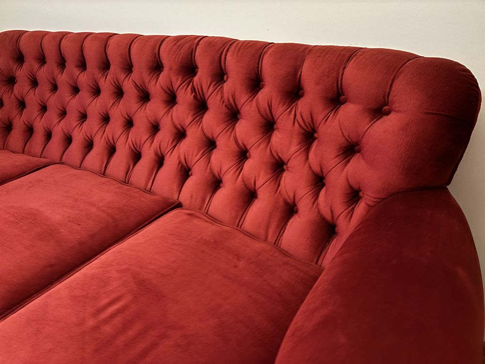 Sofá Classico Capitone em Veludo Vermelho