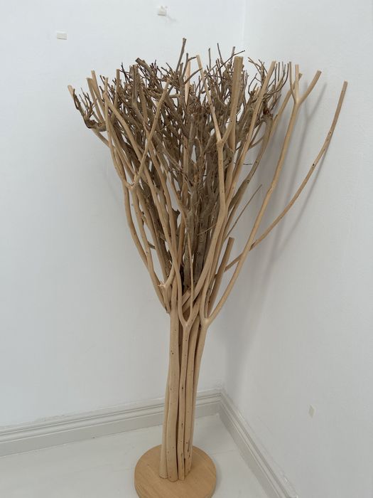 Árvore decorativa e quadros