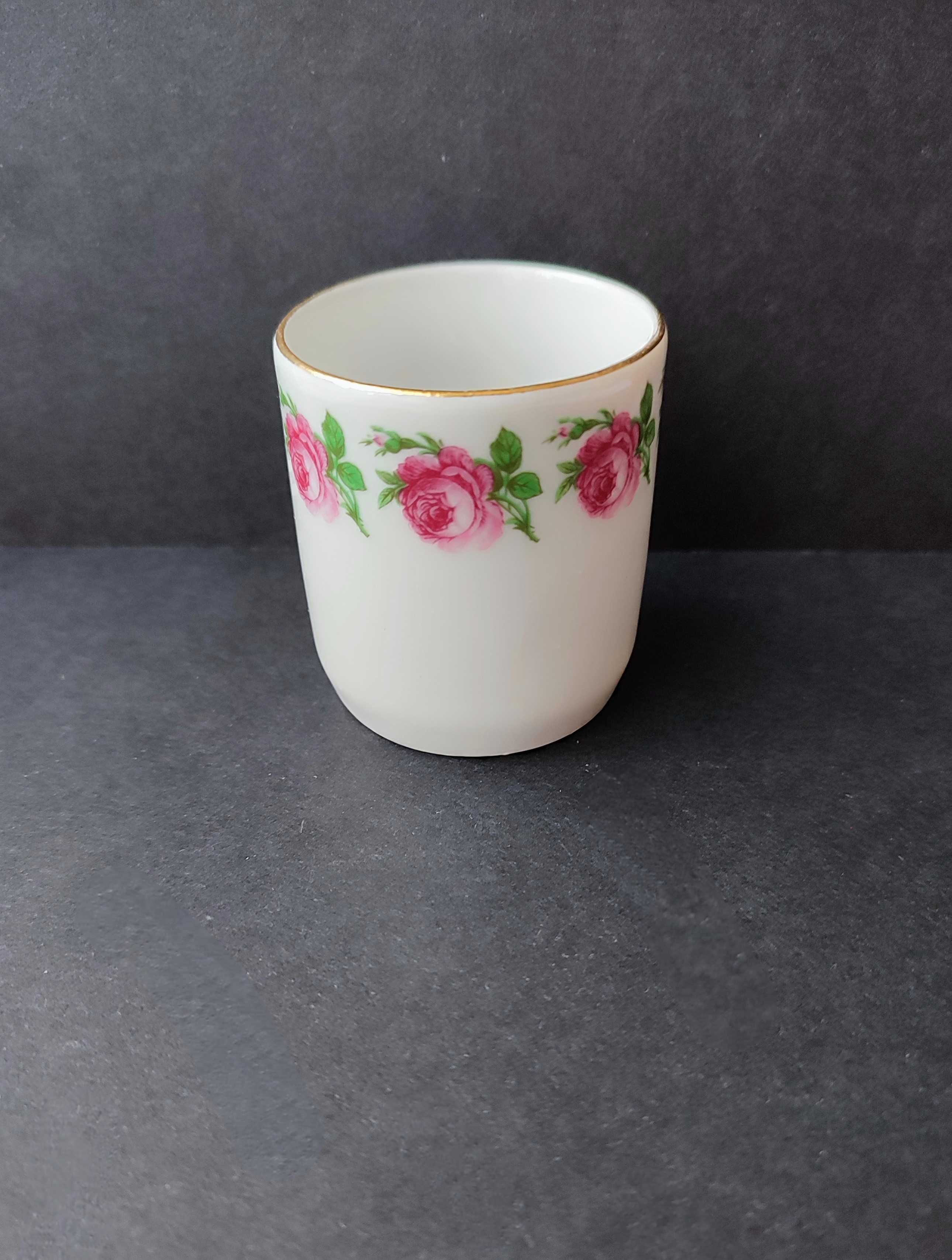 Вінтажна чашка для кави з візерунком троянд