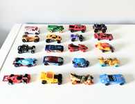 Zestaw 20 sztuk aut firmy Hot Wheels