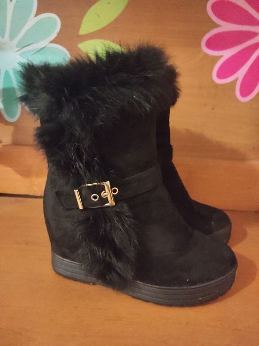 Чоботи зимові жіночі .