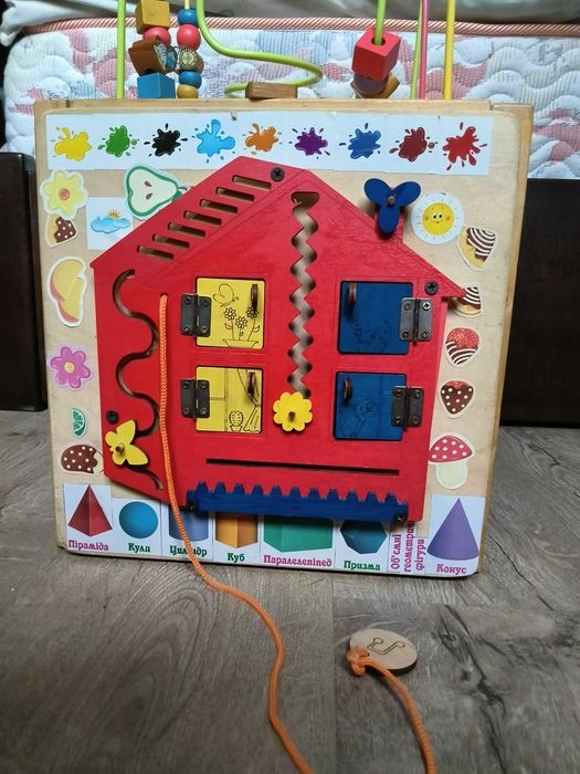 Бизикуб дерево с пальчиковым лабиринтом  29×29 см плюс 1 кг цукерок