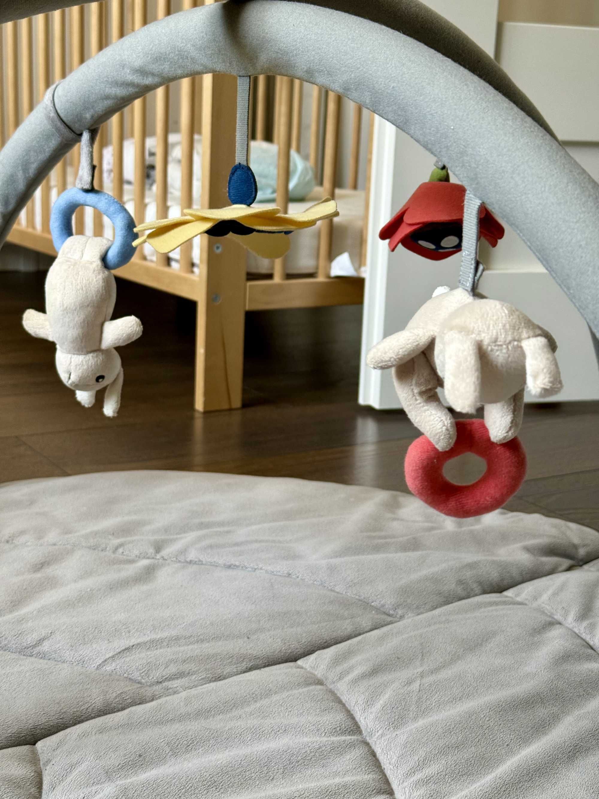 Mata aktywizująca, kocyk z zabawkami dla dziecka IKEA Gulligast