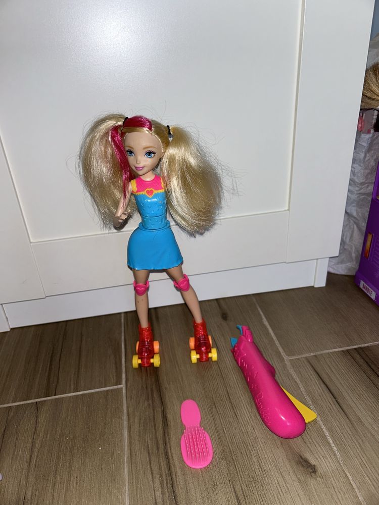 Lalka Barbie na wrotkach