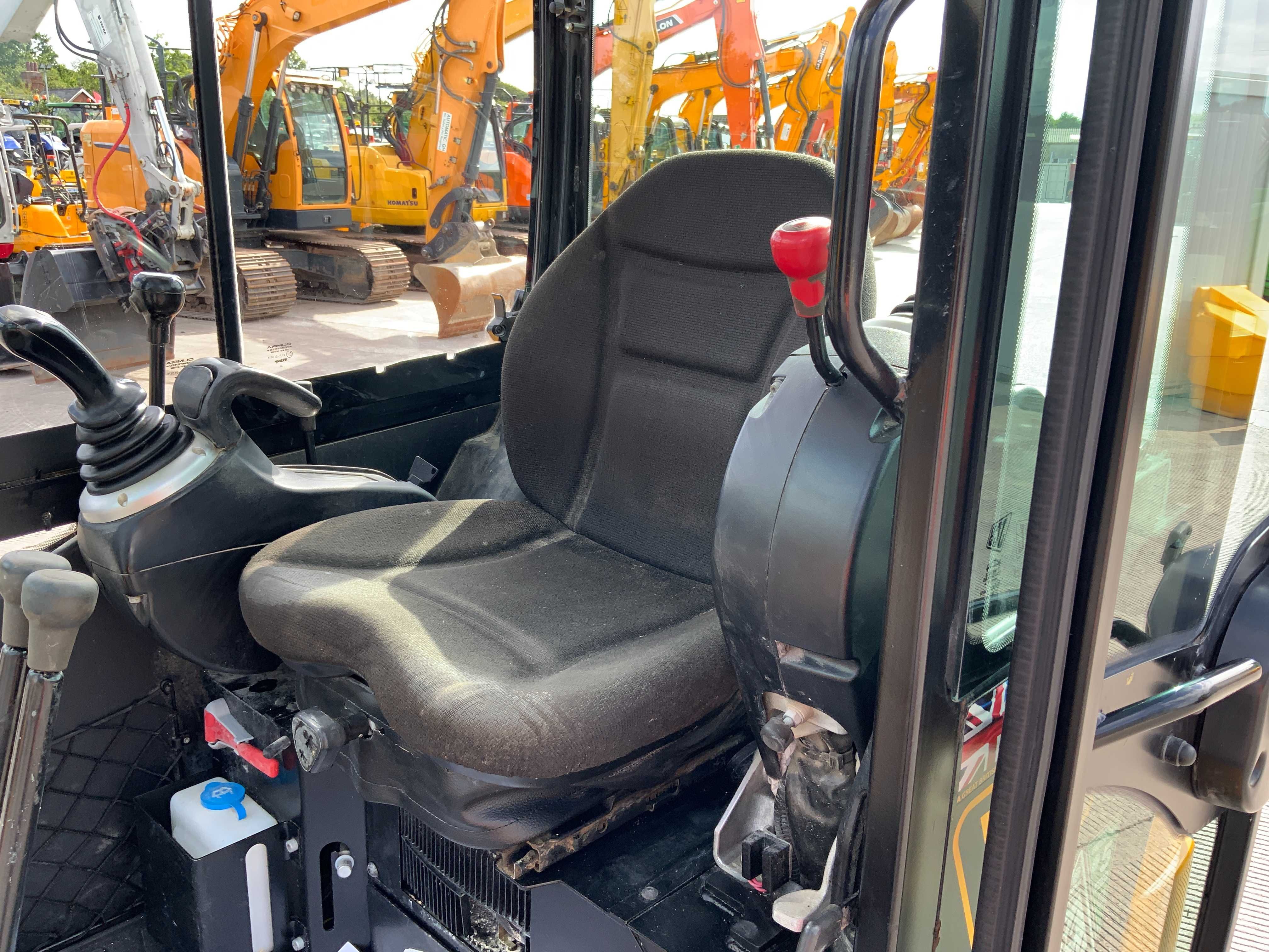 koparka  JCB 8026 CTS