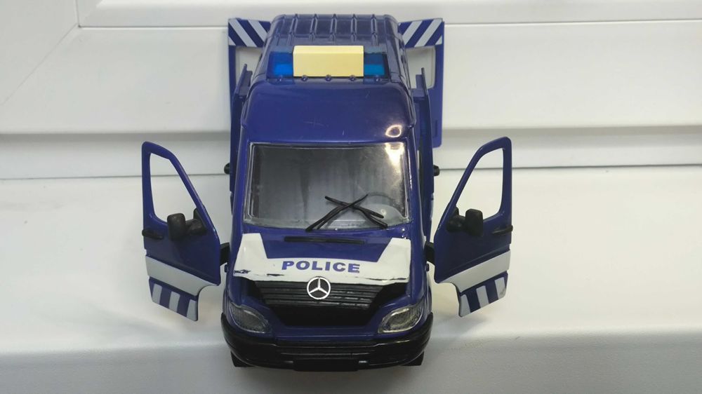 Машинка Mercedes Sprinter Police 1.24