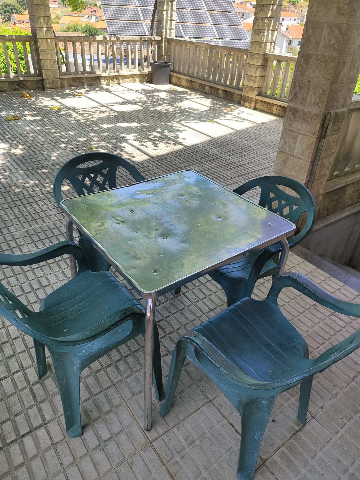 Vendo 2 mesas e 8 cadeiras - 130 euros