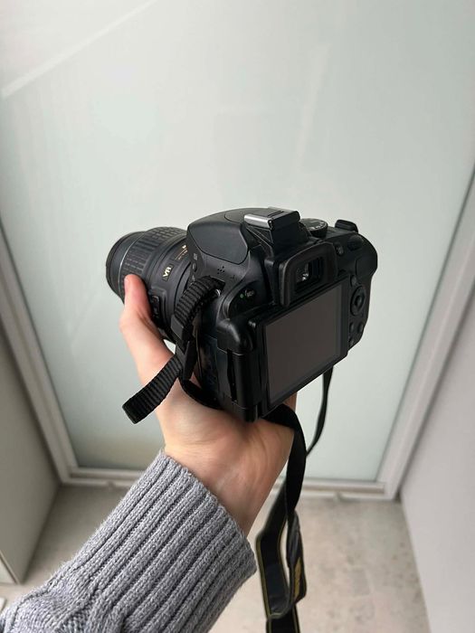 Nikon D5100 + Nikon DX 18-55 mm