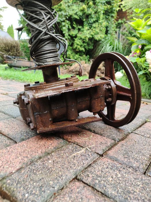 Przekładnia z wyciągarką i kołem pasowym