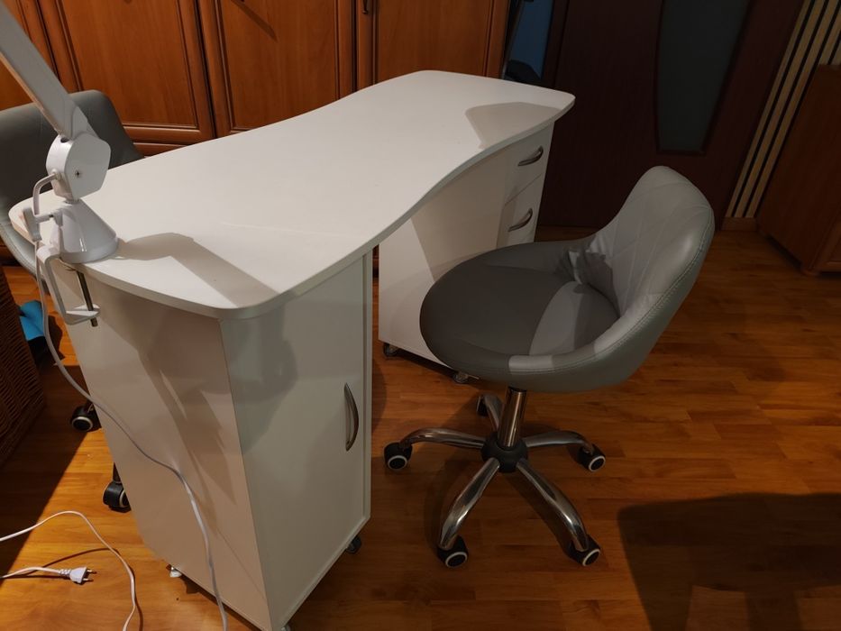 Biurko, fotele i lampa lupa do manicure