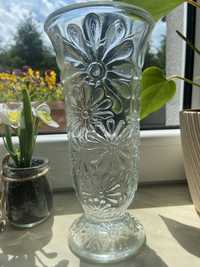 Szklany wazon w stokrotki
