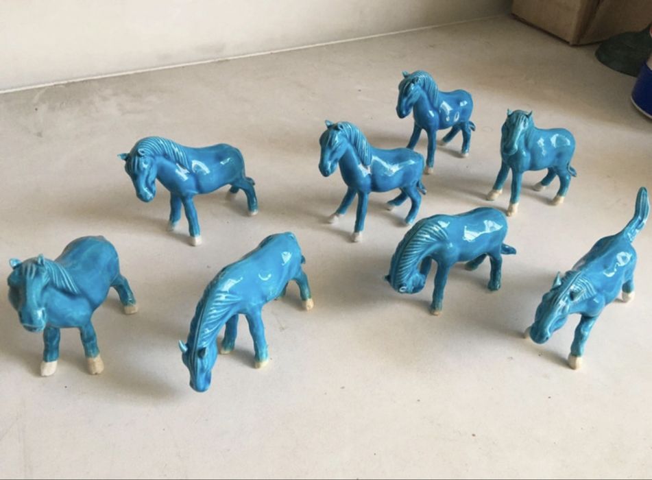 Cavalinhos chineses em porcelana azul turqueza