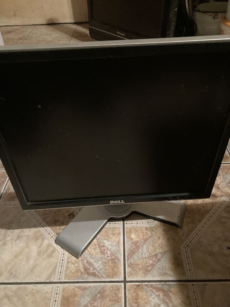 2 Monitory firmy Dell i HP