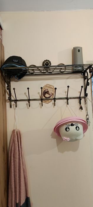 Półka na buty z siedziskiem i wieszak.
