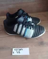 Buty halowe Adidas.