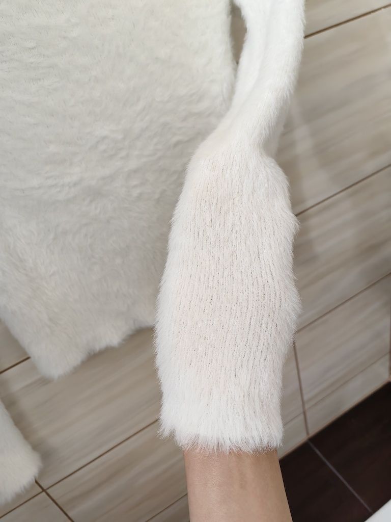 Biały włochaty puszysty sweter sweterek H&M S