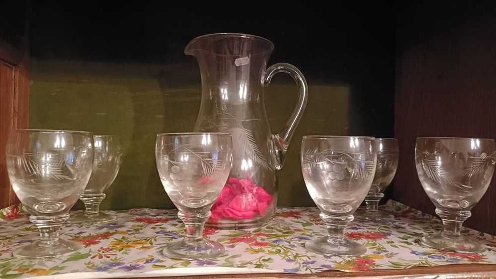 Conjunto de peças de cristal decorativas e taças