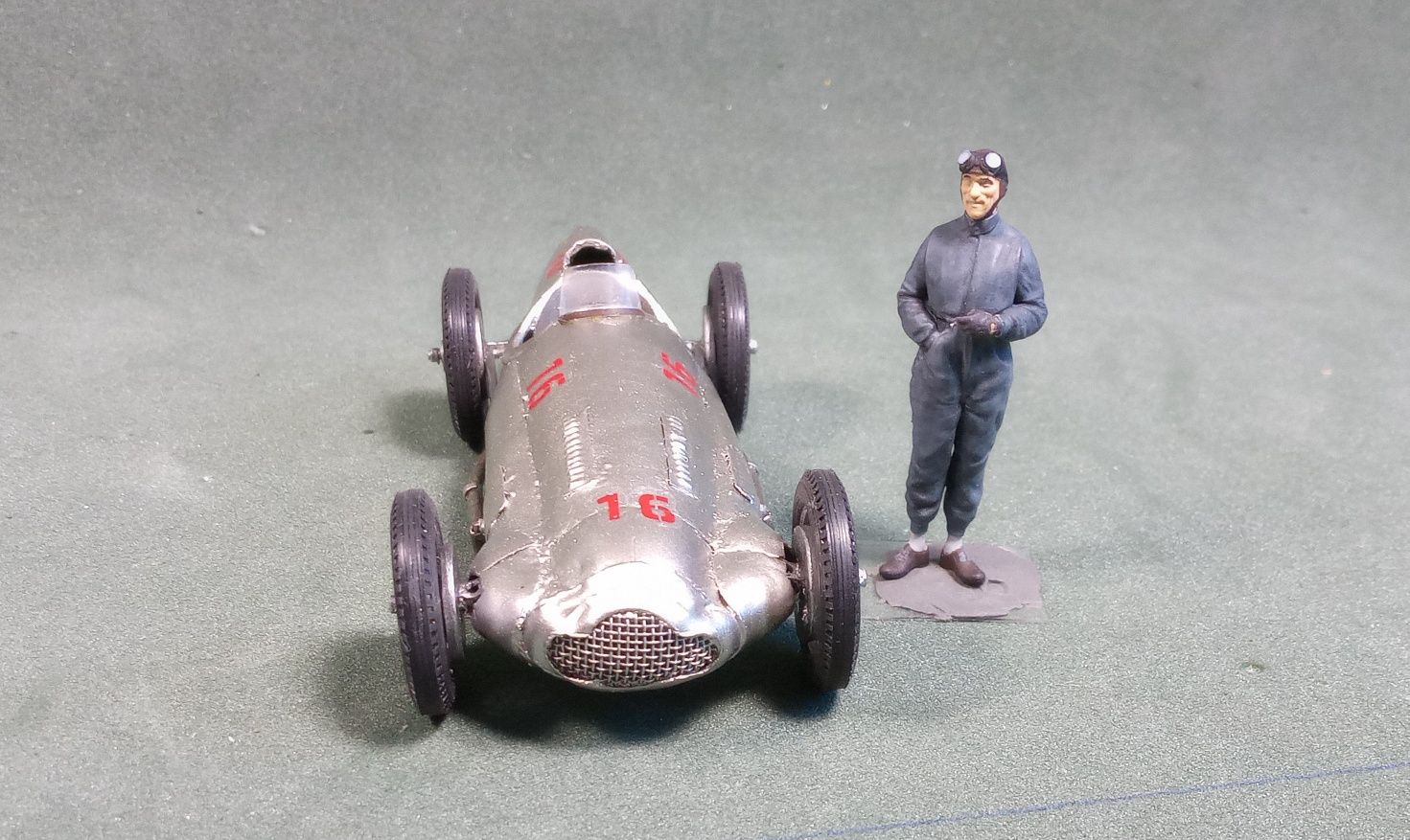 Модель гоночного болида в масштабе 1:43