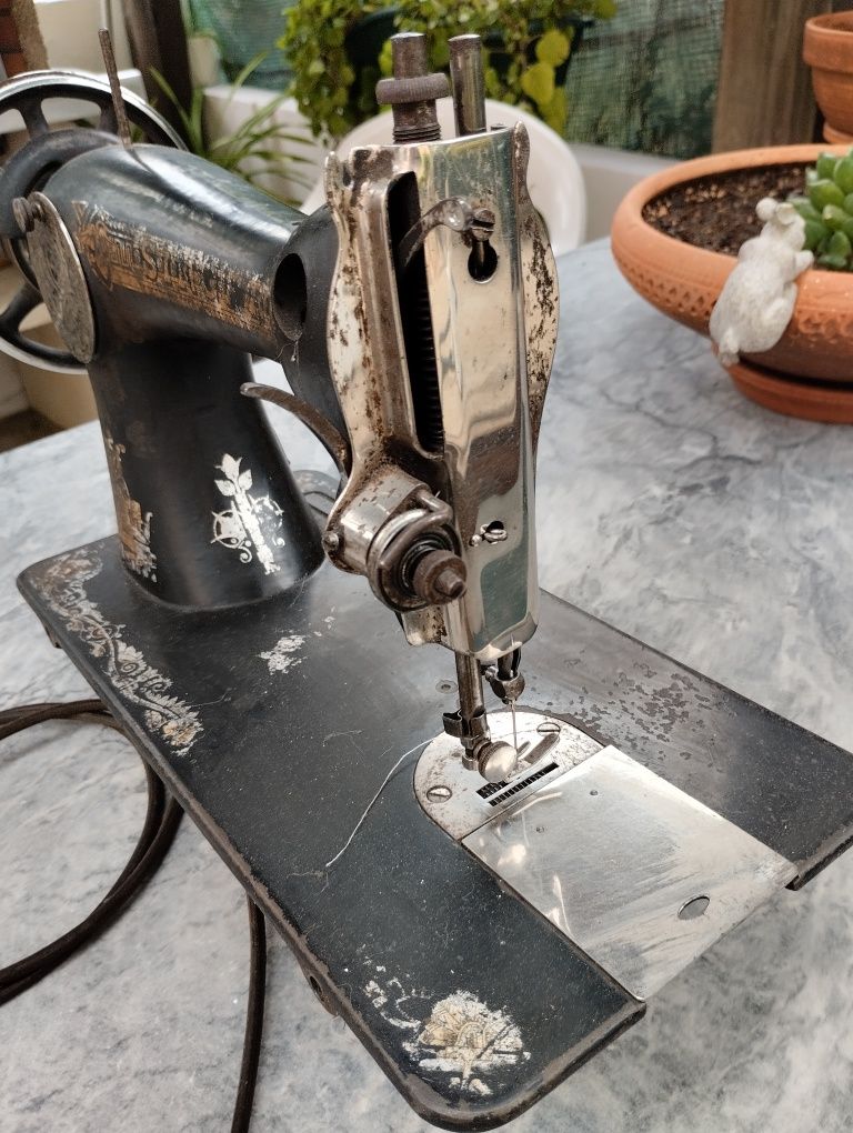 Máquina de costura antiga.