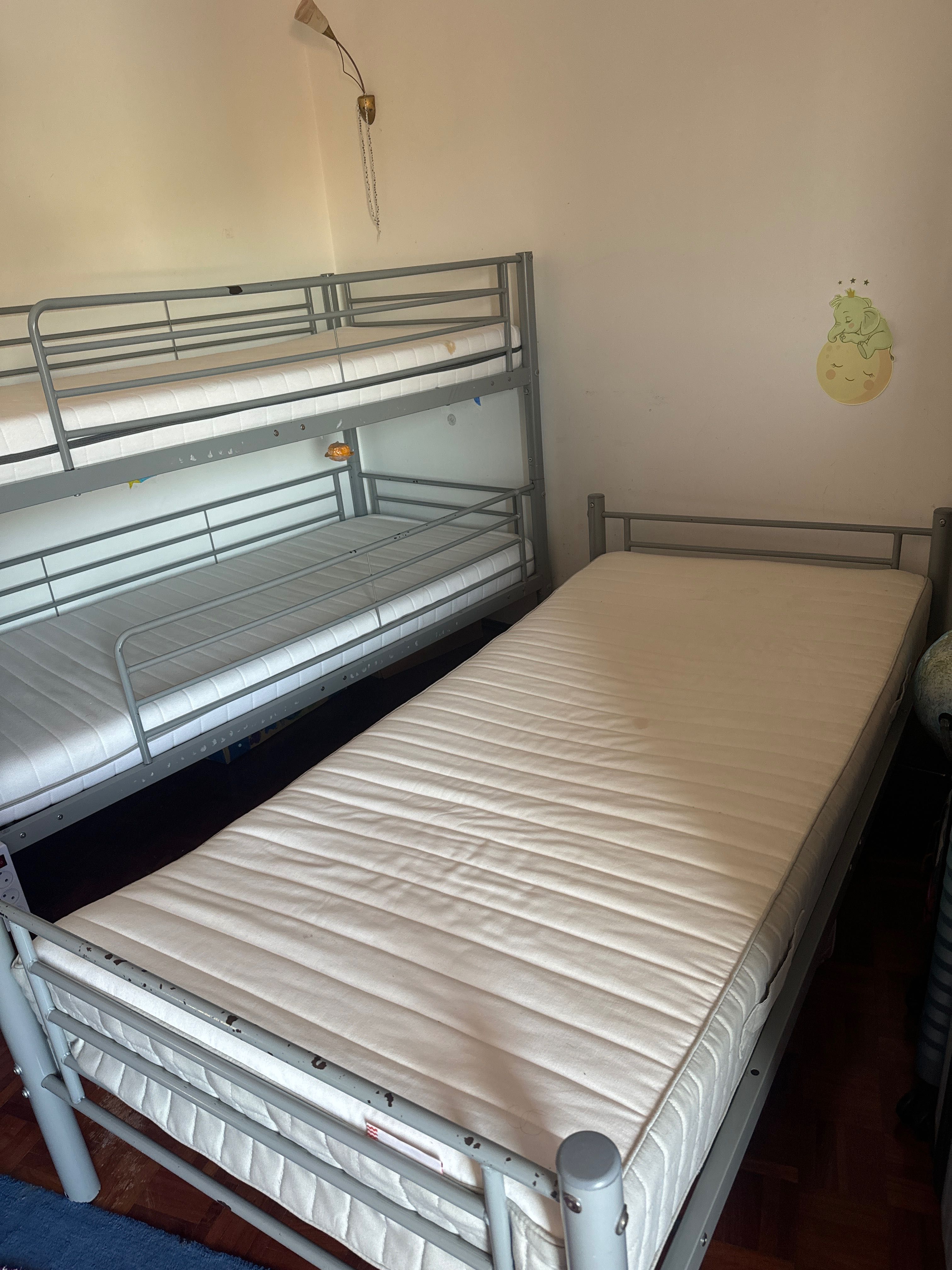 Cama dupla ou tripla com colchão