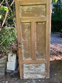 Stare drzwi z kamienicy do renowacji