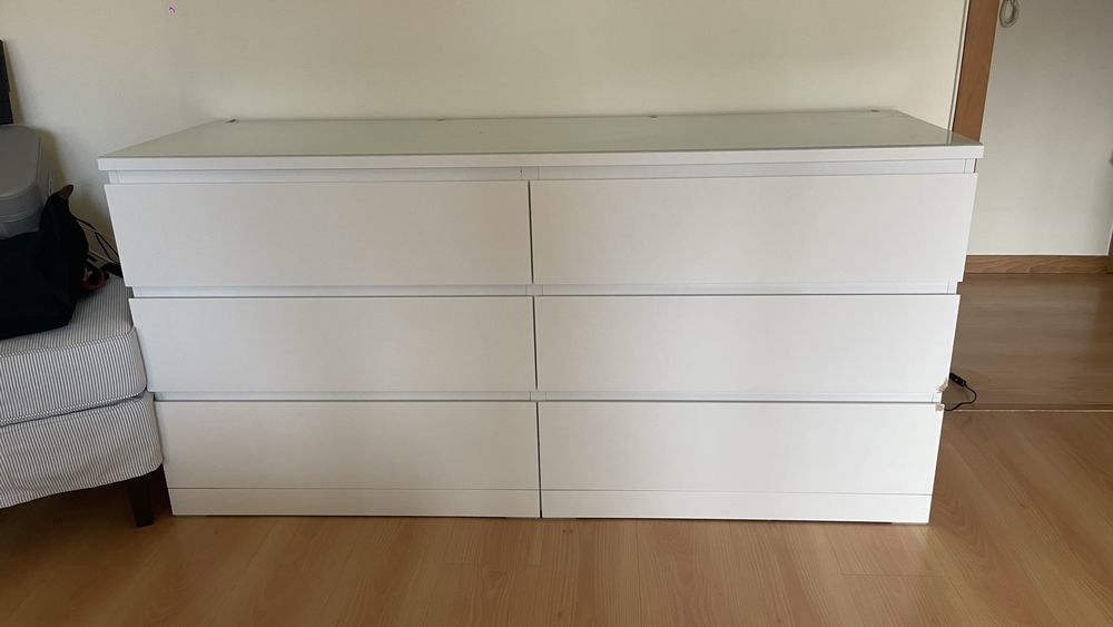 Cômoda IKEA MALM branca com tampo de vidr	o - 6 gavetas
