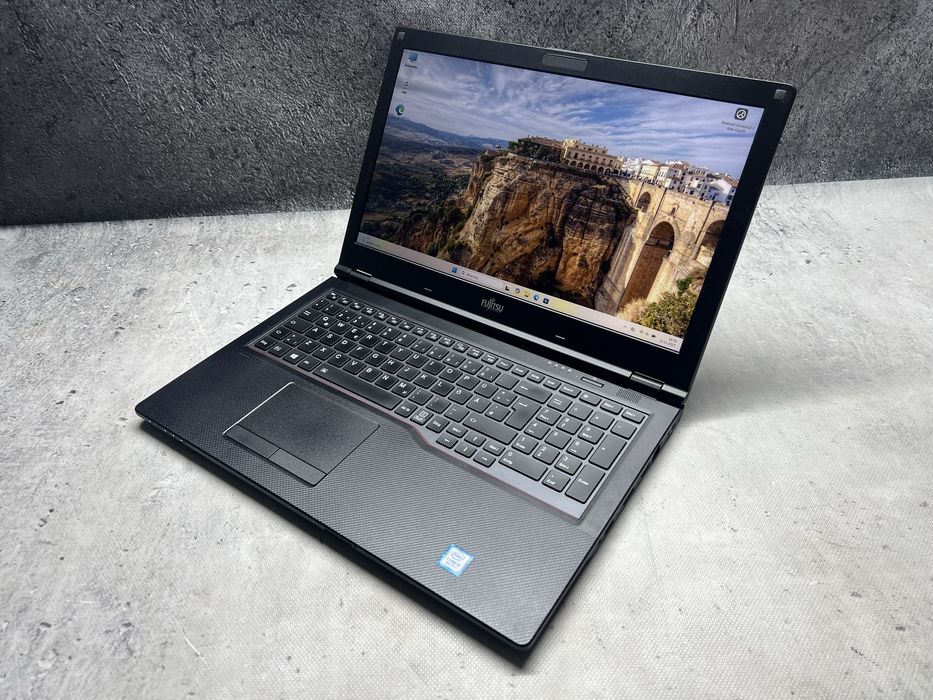 Fujitsu LifeBook / i5 8265u 3.9 GHz / 256SSD / 8GB DDR4 / 15.6FHD /W11
