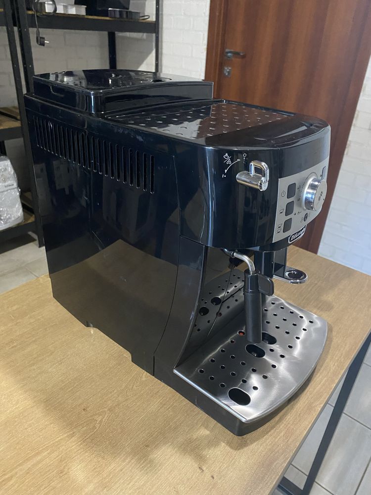 Автоматична кавомашина Delonghi magnifica s , ідеально для дома