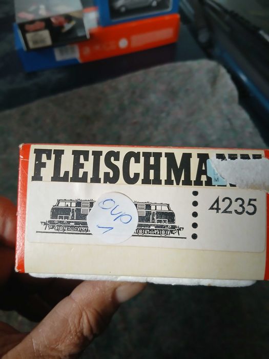 Locomotiva Diesel Fleischmann 4235, BR V 221