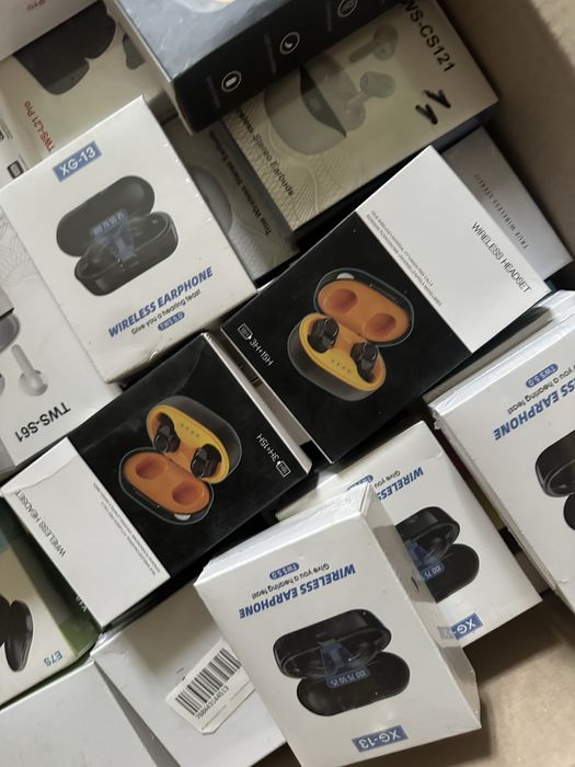 Навушники нові без провідні гуртом