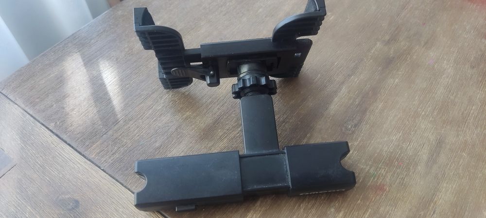 Uchwyt samochodowy na tablet lub telefon