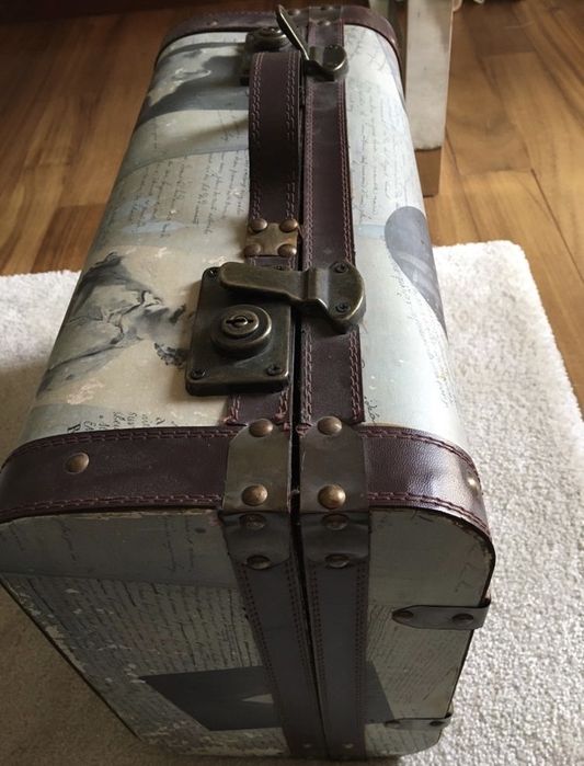 Mala vintage em madeira e couro