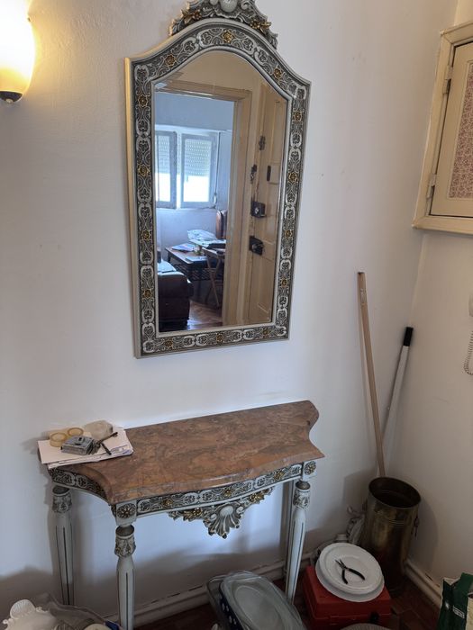 Mesa e espelho de hall de entrada