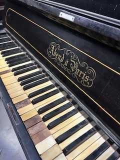 Piano Vertical Antigo  "Abend à Paris"