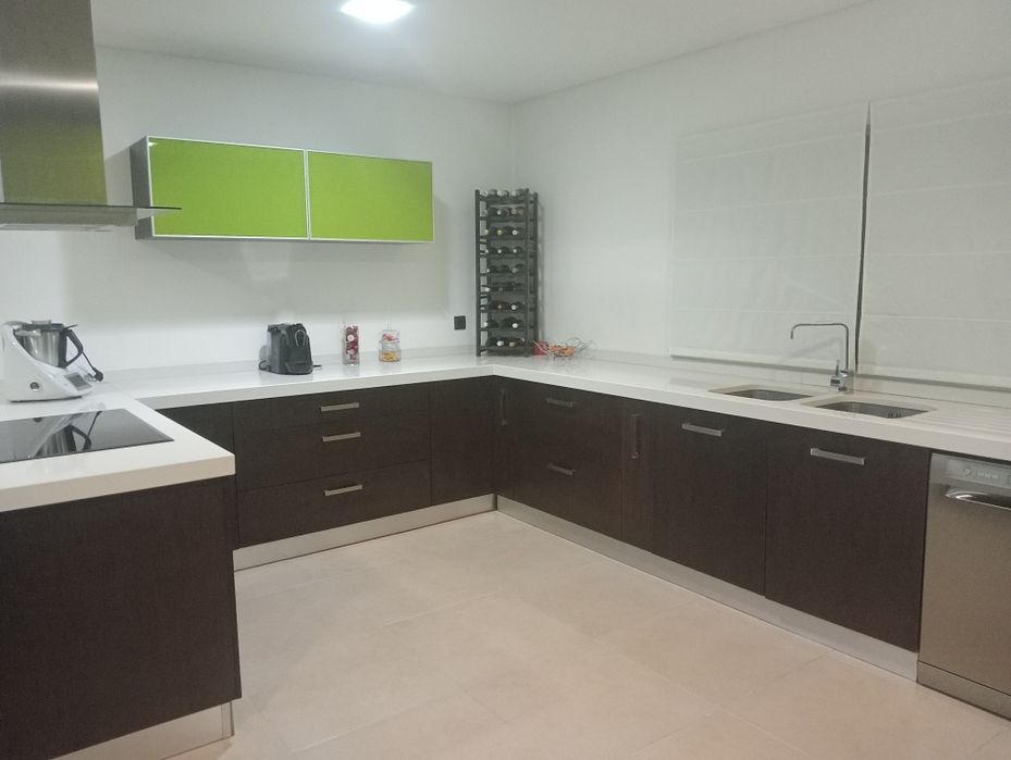 Cozinha moderna em chapa marítima e silestone