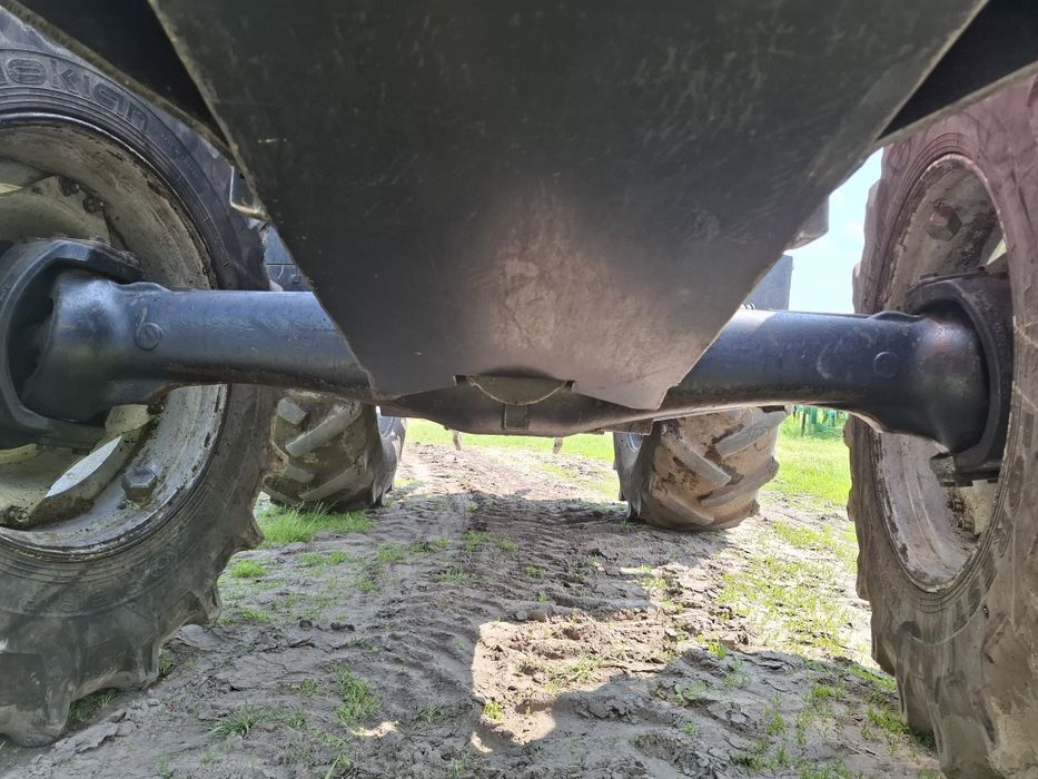 Valtra M150 z zabudową leśną