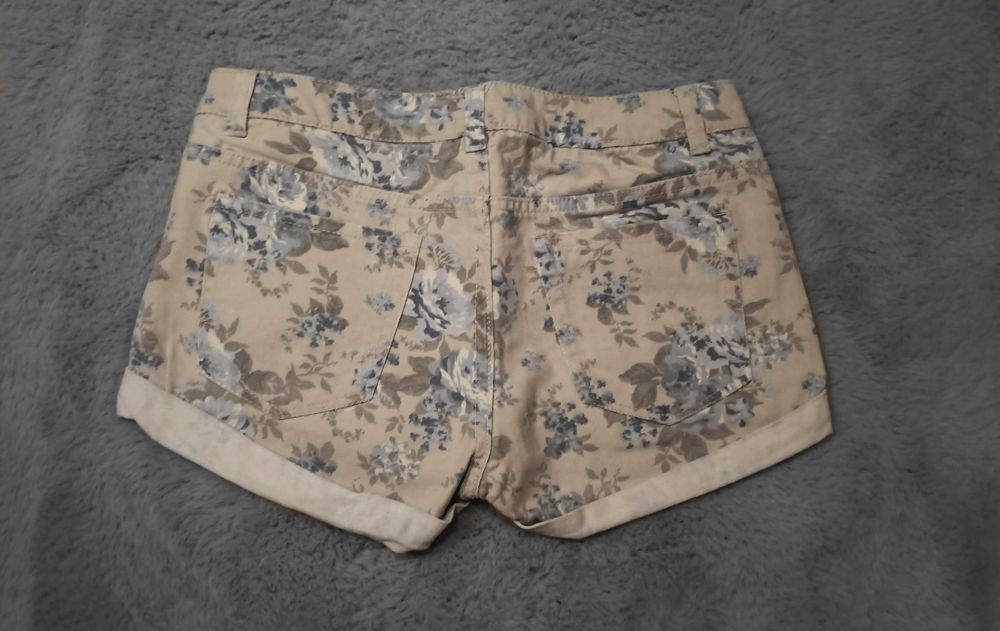 Białe szorty w niebieskie kwiatki – H&M – rozmiar 34