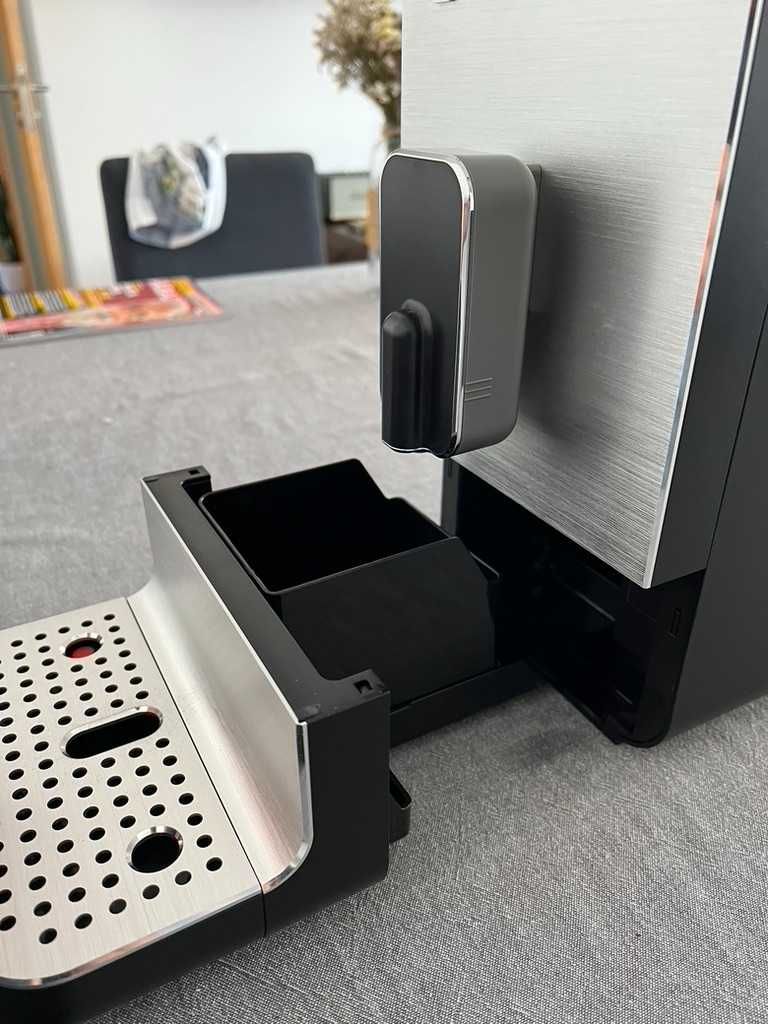 Maquina de café automática SMEG preta