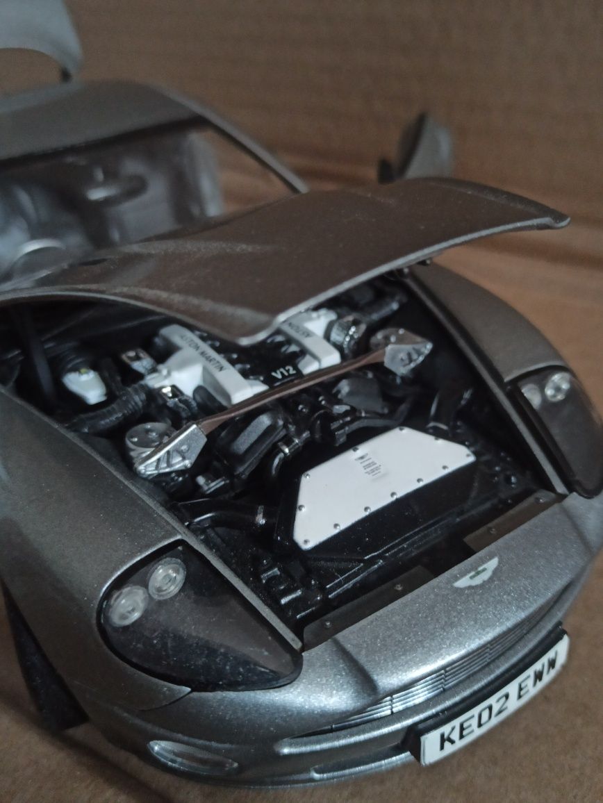 1:18 Kolekcjonerska miniatura ASTON MARTIN VANQUISH