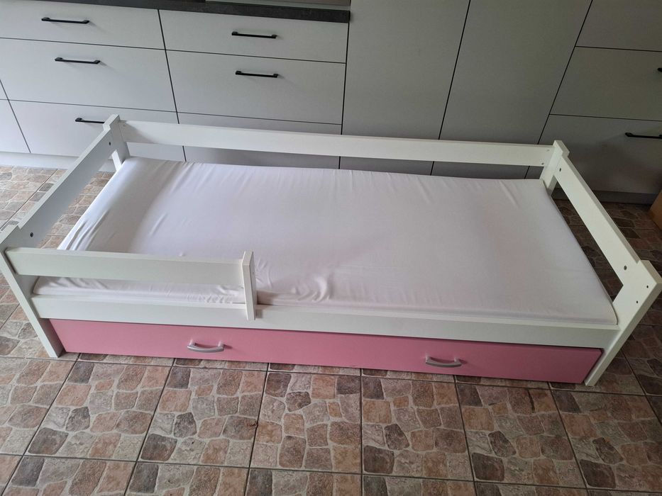 Łóżko dzieciece z materacem