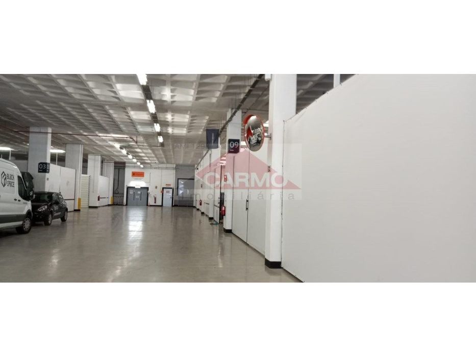 Arrendam-se Armazéns em Setúbal.