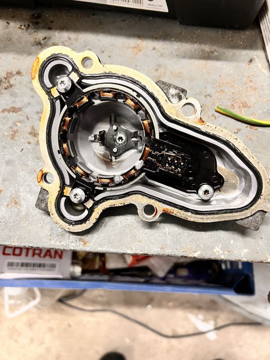 Кришка резольвера мотора Tesla Model 3