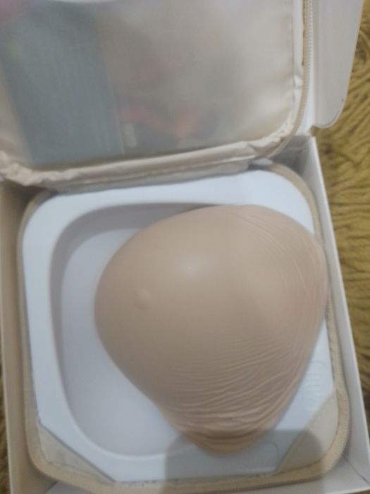Prótese mamária em silicone estético