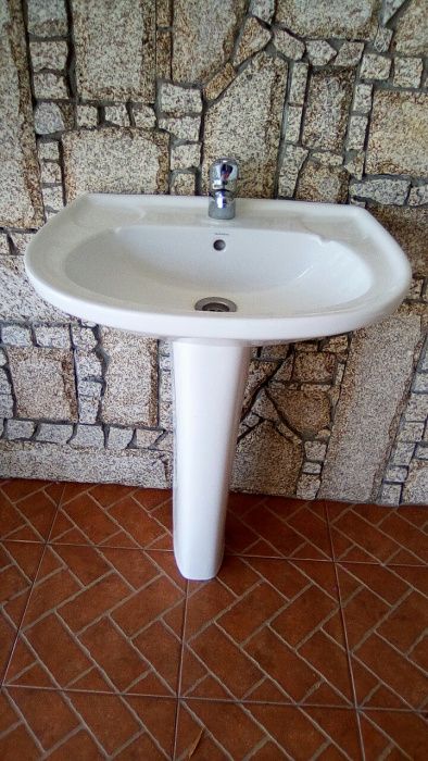 Lavatório com pé + Torneira Misturadora