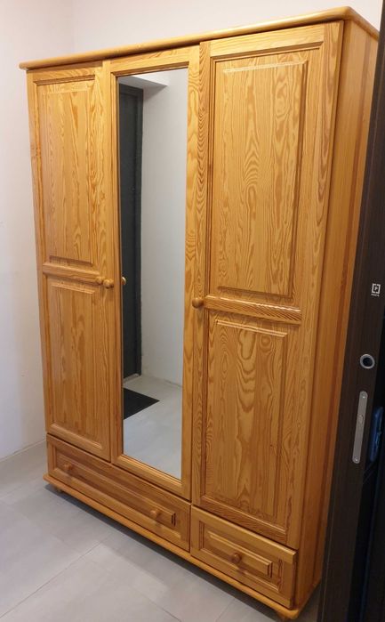 Szafa - duża, drewniana, 3-drzwiowa, lakierowana, z lustrem, używana