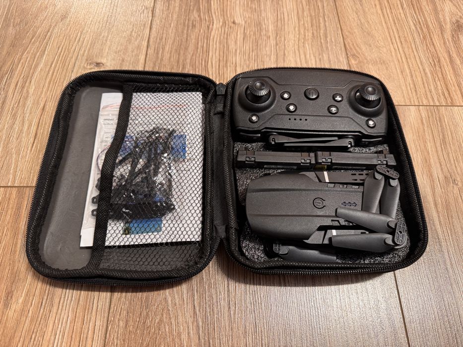 dron E99 kontroler 3x bateria etui zapasowy zestaw śmigieł i silnik